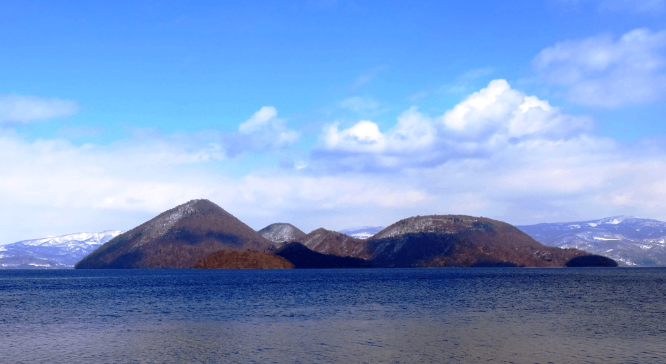 Pulau di tengah danau Toya