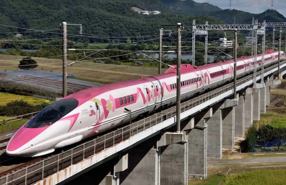 Hello Kitty Shinkansen, Fantasi Manis di Atas Rel Jepang, Panduan Lengkap Wisata Paling Menggemaskan!, Foto wamazing.com